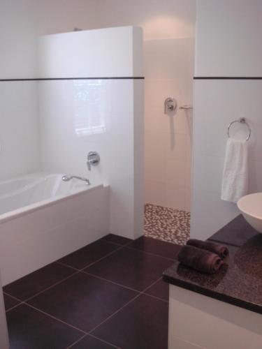 Bilik mandi di Plumwood Boutique Hotel by The Living Journey Collection