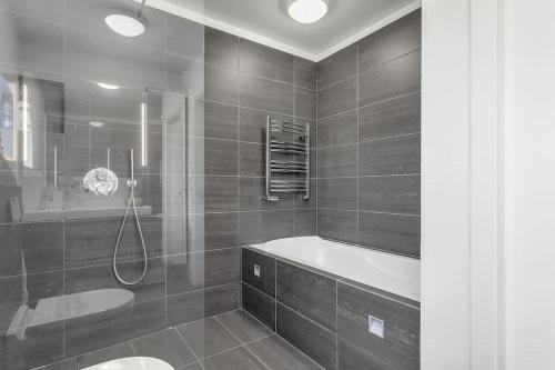 een badkamer met een douche en een bad bij Good location and lovely apartment in Reykjavik in Reykjavík
