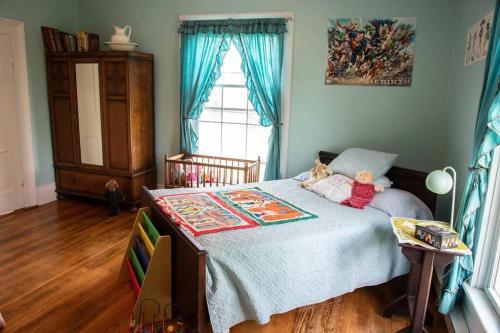 Gallery image of Historic 1850s Home at the Base of Jump Mountain Near Lexington in Goshen