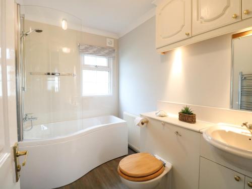 a bathroom with a tub and a toilet and a sink at Seaward in Norwich