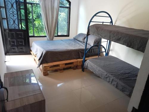a room with two bunk beds and a window at CASA VACACIONAL SAMARIA in Flandes