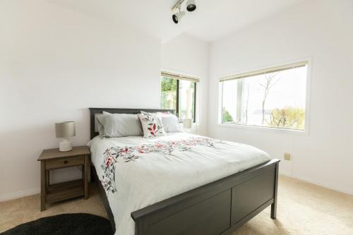 Una cama o camas en una habitación de Panoramic View Home