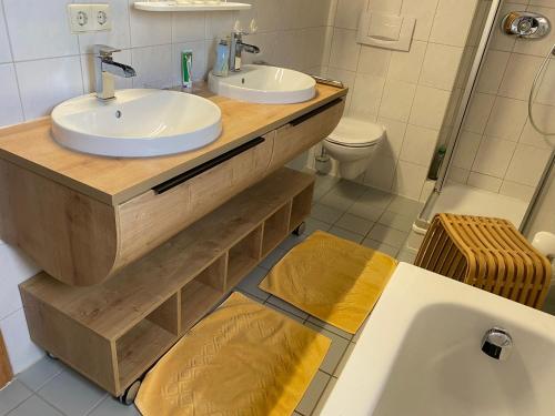 La salle de bains est pourvue d'un lavabo, de toilettes et d'une baignoire. dans l'établissement Ferienwohnung Wiesenleiten, à Ruhpolding
