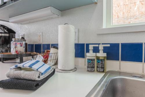 Dapur atau dapur kecil di #StayinMyDistrict Ocean Overlook