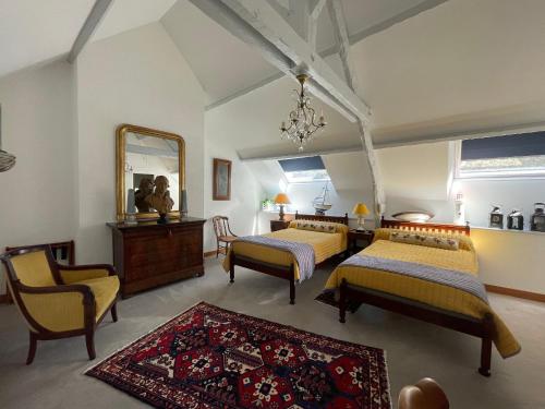 ein Schlafzimmer mit zwei Betten und einem Spiegel in der Unterkunft Gîte Calme et Rénové Proche Marais Salants, à 3km de la Mer, avec Vélos et Équipements Inclus - FR-1-306-994 in Guérande