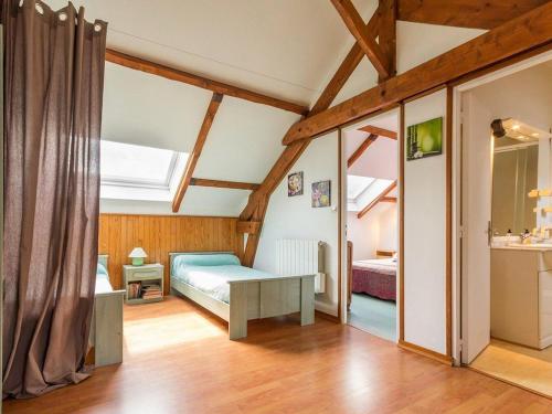 1 dormitorio con 1 cama en una habitación con techos de madera en Gîte Saint-Molf, 2 pièces, 4 personnes - FR-1-306-842, en Saint-Molf