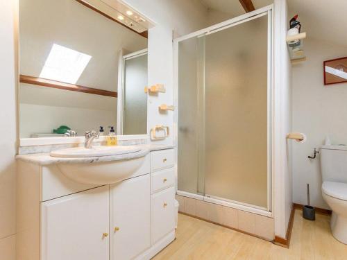 Saint-MolfにあるGîte Charmant avec Cheminée, Jardin Clos et Equipements Bébé à Proximité de la Côte - FR-1-306-842の洗面台とシャワー付きのバスルーム