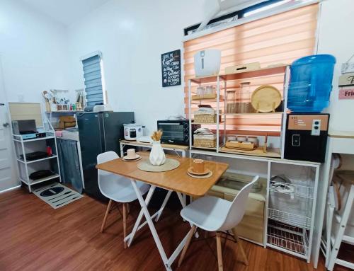 cocina con mesa y sillas en una habitación en S&E-1 Tiny Guest House - Olango Island, en Lapu Lapu City