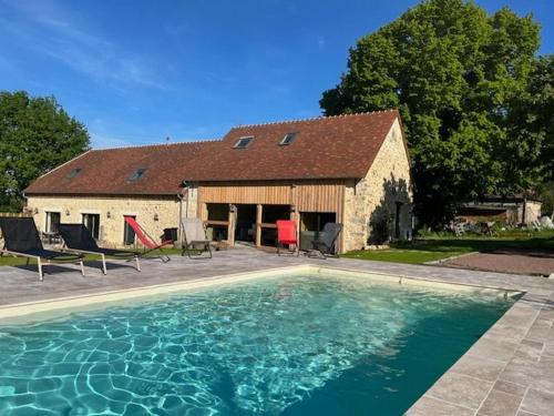 Gîte luxueux avec piscine, spa, jardin et équipements de loisirs à Sargé-lès-le-Mans - FR-1-410-437