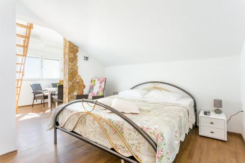 Apartments with parking space Kastel Kambelovac, Kastela - 21027