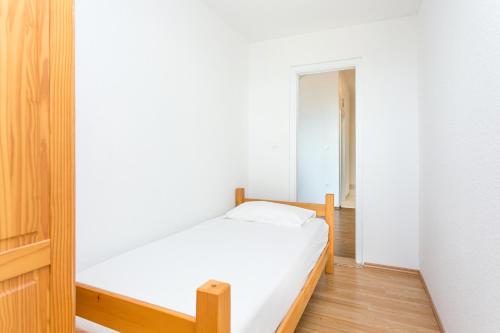 Apartments with parking space Kastel Kambelovac, Kastela - 21027
