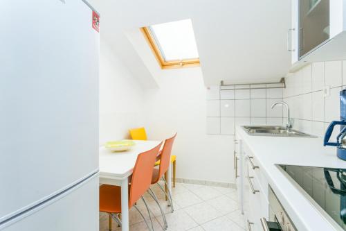 Apartments with parking space Kastel Kambelovac, Kastela - 21027