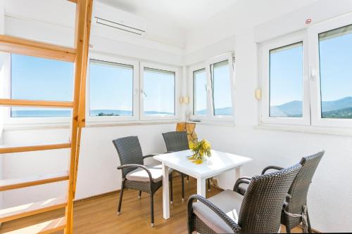 Apartments with parking space Kastel Kambelovac, Kastela - 21027