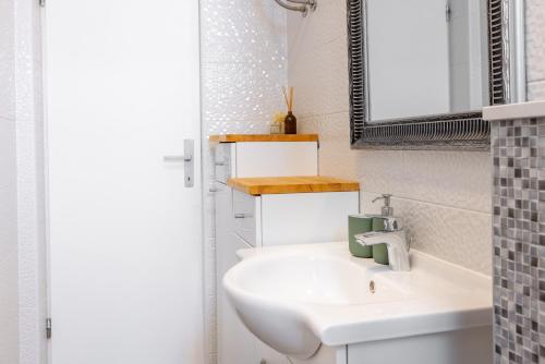 Apartment Laura Makarska - Peaceful Retreat with Heated Pool & Sea View