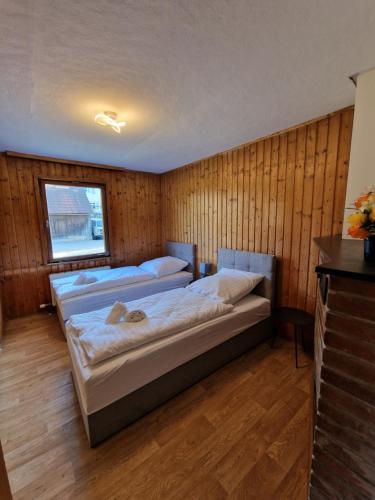 Lova arba lovos apgyvendinimo įstaigoje RANGE- Landhaus mit Panoramablick - 2 Apartments - 12 Personen
