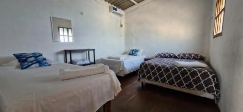 ArículaにあるCabaña Adicoraのベッド2台とソファが備わる客室です。