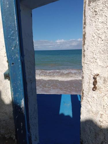 um espelho com um reflexo do oceano em Cabaña Adicora em Adícora