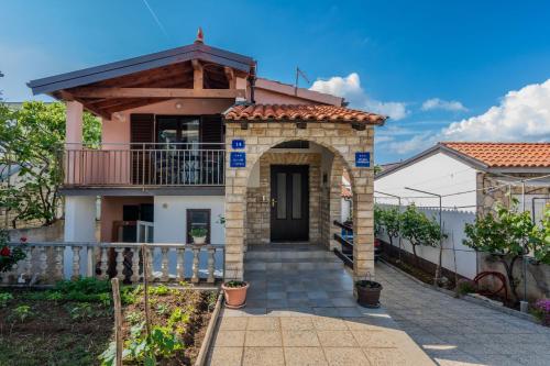 Apartments with a parking space Vir - 23111