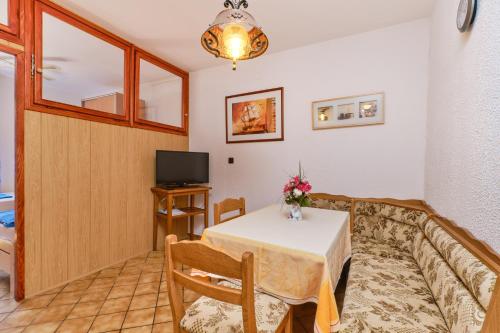 Apartments with a parking space Losinj, Losinj - 23160