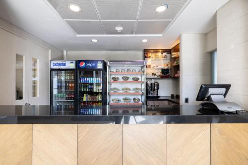 a fast food restaurant with a counter with drinks at Holiday Inn Express - Antofagasta by IHG in Antofagasta