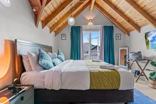 um quarto com uma cama grande e uma janela em GY BOUTIQUE HOTEL em Glenorchy