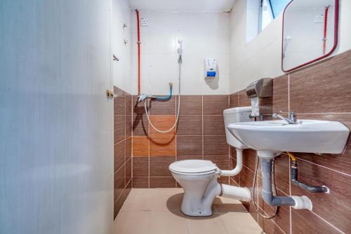 La salle de bains est pourvue de toilettes et d'un lavabo. dans l'établissement Snooze Hotel, à Brinchang