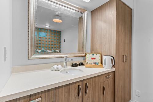 uma casa de banho com um lavatório e um espelho em GY BOUTIQUE HOTEL em Glenorchy