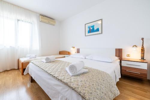 een hotelkamer met 2 bedden en handdoeken erop bij Apartment Laura on the first floor in Makarska