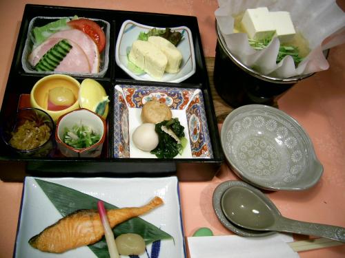 una bandeja de comida con diferentes alimentos en una mesa en Hotel Hanakomichi en Nara