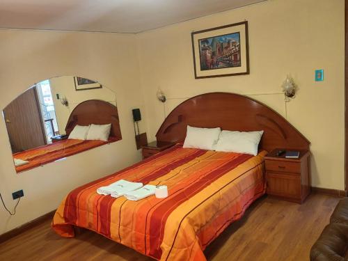 - une chambre avec un grand lit et 2 serviettes dans l'établissement Hostal Koricancha, à Sicuani