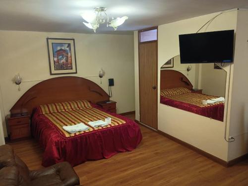 - une chambre avec 2 lits et une télévision à écran plat dans l'établissement Hostal Koricancha, à Sicuani