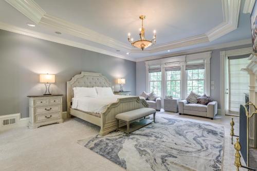 um quarto com uma cama, uma cadeira e um lustre em Buford Mansion with Pool about 14 Mi to Lake Lanier em Buford