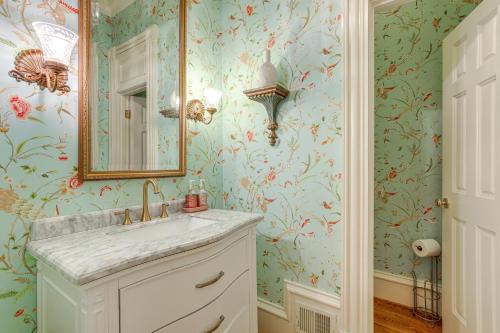 uma casa de banho com um lavatório e um espelho em Buford Mansion with Pool about 14 Mi to Lake Lanier em Buford