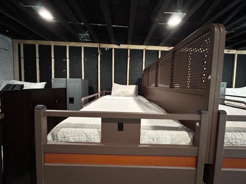 ein Schlafzimmer mit einem Etagenbett in einem Zimmer in der Unterkunft Studio 424 in Chicago