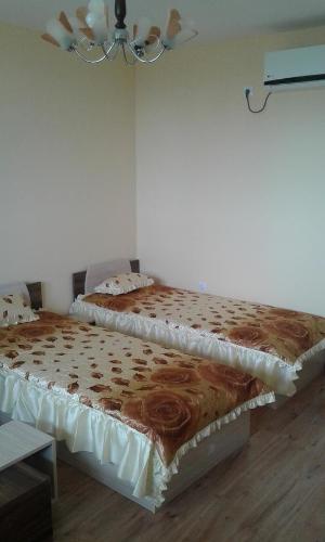 two beds sitting next to each other in a room at Gledkata Complex in Skobelevo