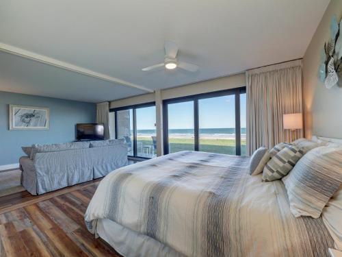 ein Schlafzimmer mit einem Bett und einem großen Fenster in der Unterkunft Island House Condominiums Unit 113 in Padre Island