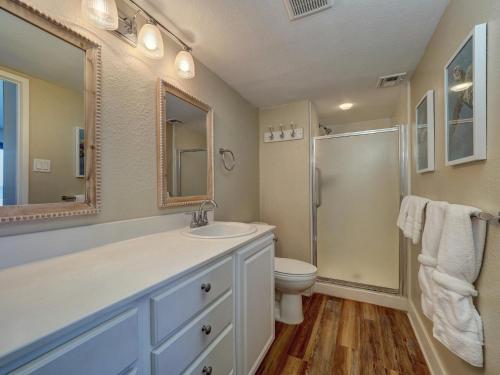 ein Bad mit einem WC, einem Waschbecken und einer Dusche in der Unterkunft Island House Condominiums Unit 113 in Padre Island