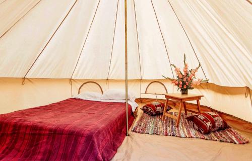 Tienda con cama y mesa. en Duna Camp Huacachina en Ica
