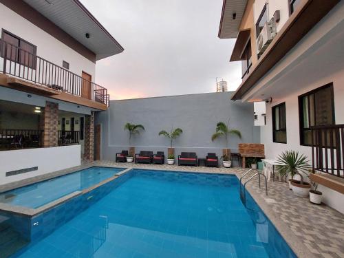 una piscina en medio de una casa en Ma Garbo Hotspring Private Resort, en Calambá