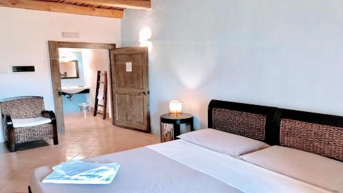 um quarto com uma cama branca e uma casa de banho em Pool Villa Yoga studio Spoleto Tranquilla - A sanctuary of dreams and peace em Morro