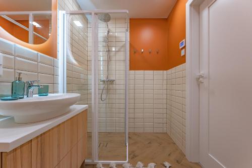 een badkamer met een wastafel en een douche bij Cozy apartment with huge terrace in Vilnius