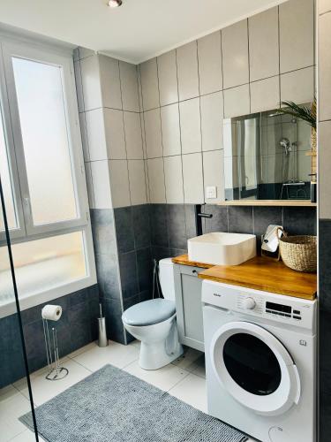 La salle de bains est pourvue de toilettes et d'un lave-linge. dans l'établissement LOFT DESIGN DUPLEX 2 CHAMBRES TERRASSE 20M2, à Marseille