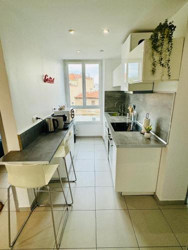une cuisine avec un évier et un plan de travail dans l'établissement LOFT DESIGN DUPLEX 2 CHAMBRES TERRASSE 20M2, à Marseille