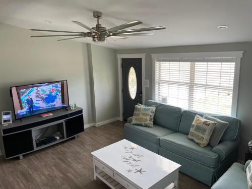 Μια τηλεόραση ή/και κέντρο ψυχαγωγίας στο Hidden Treasures - RV friendly