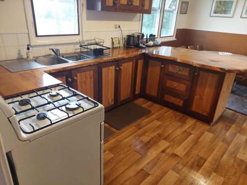 Kuchyň nebo kuchyňský kout v ubytování Walpole Cottage - Pet Friendly