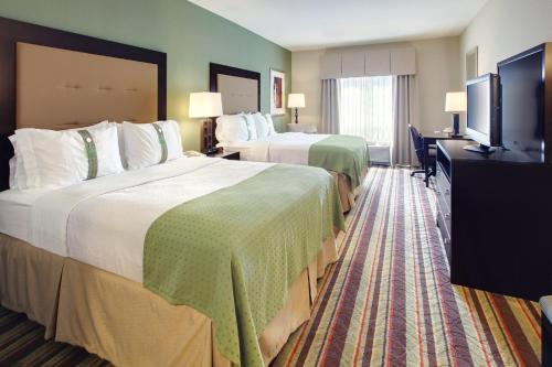 Voodi või voodid majutusasutuse Holiday Inn Blytheville, an IHG Hotel toas