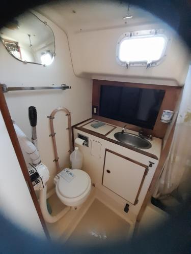 Bilik mandi di Sailboat Valhalla, Tilly's Sail Tours