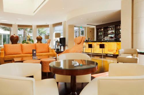 Χώρος καθιστικού στο Crowne Plaza Bucharest by IHG
