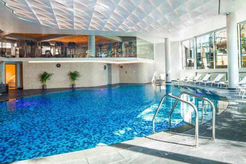 Πισίνα στο ή κοντά στο Crowne Plaza Bucharest by IHG