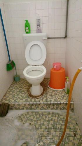 Ένα μπάνιο στο One Mek Homestay